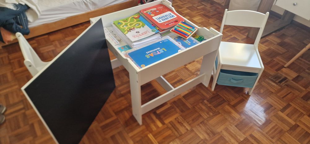 Mesa Secretária Infantil de Madeira com 2 Cadeiras