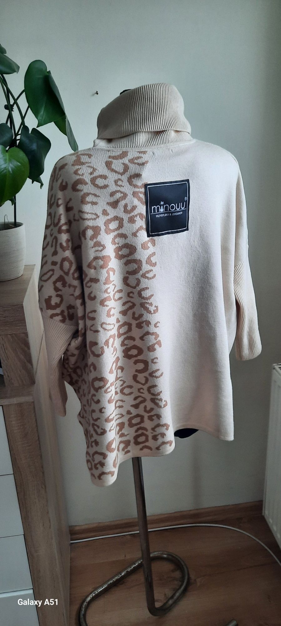 Oversize sweter z golfem panterka cętki Minouu