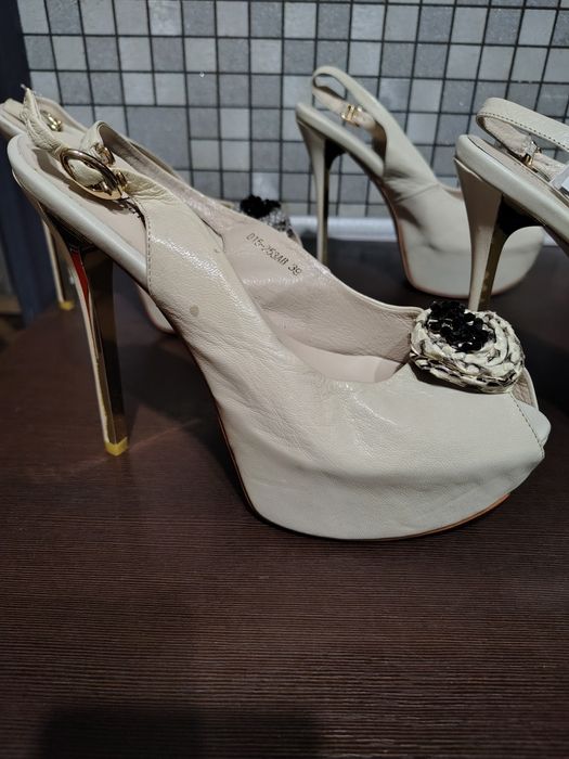 Босоніжки шкіряні