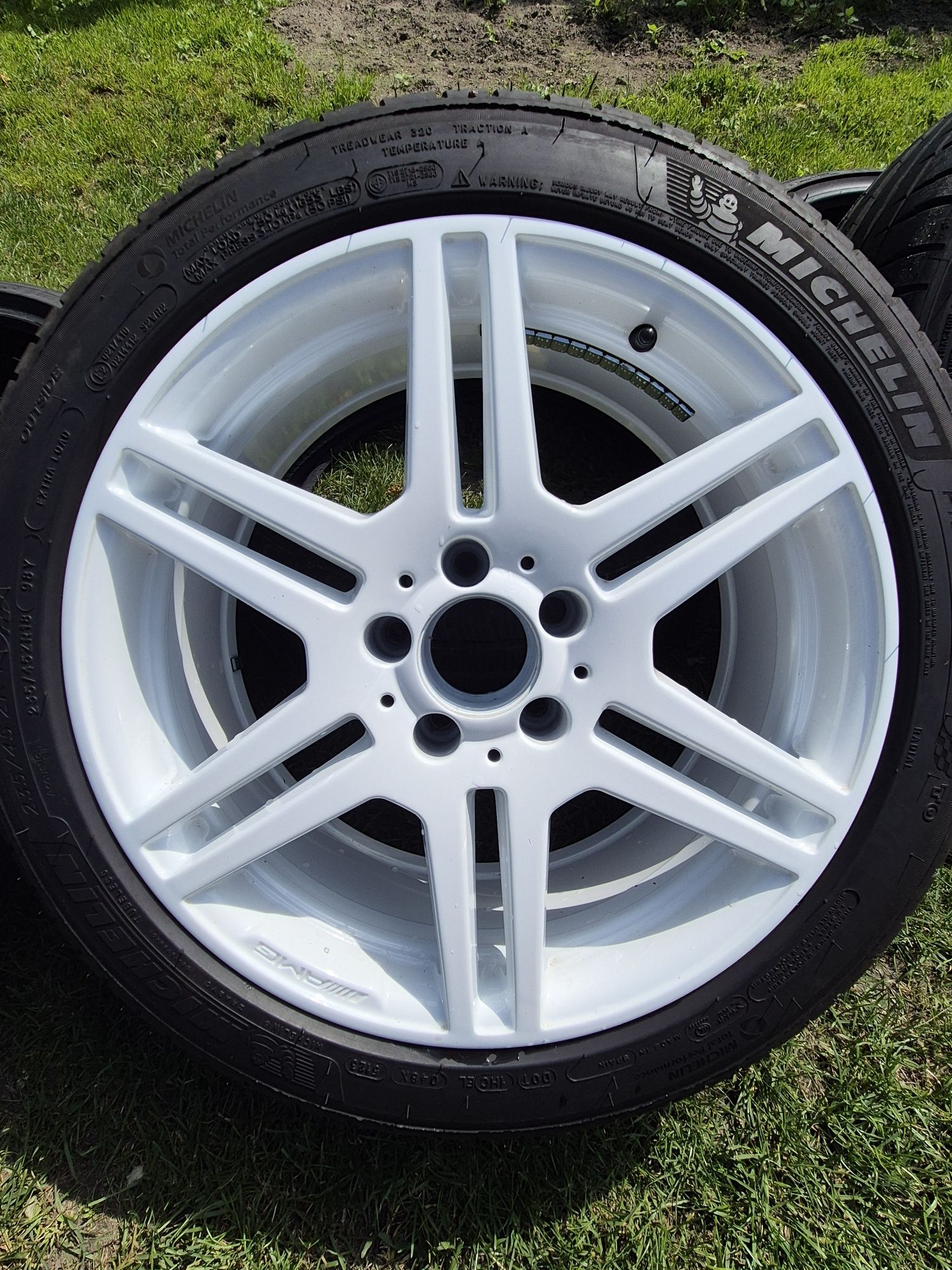 Komplet białych felg z oponami michelin.