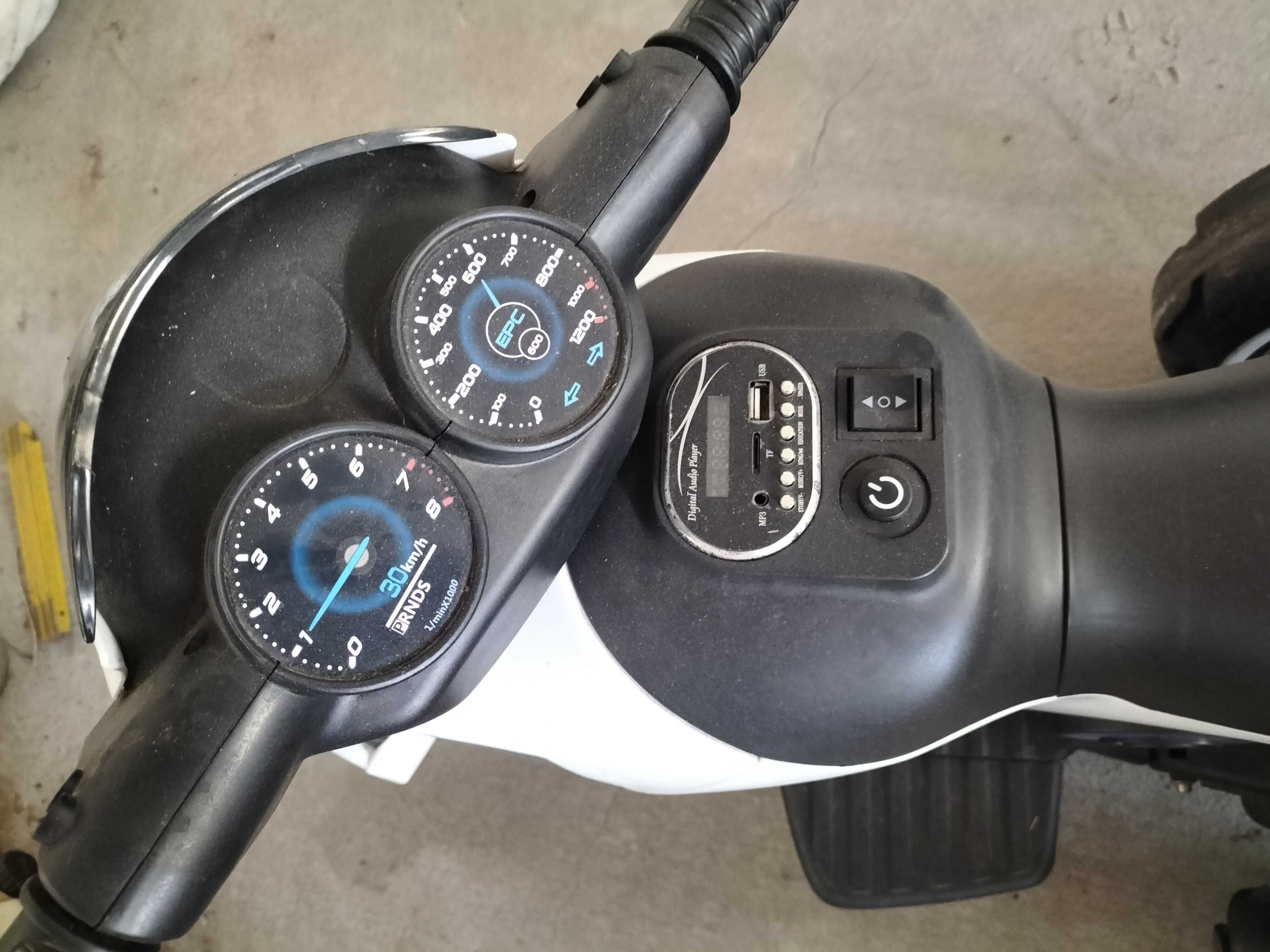 Motocykl na akumulator motorek trzykołowy pojazd elektryczny 3-kolowy