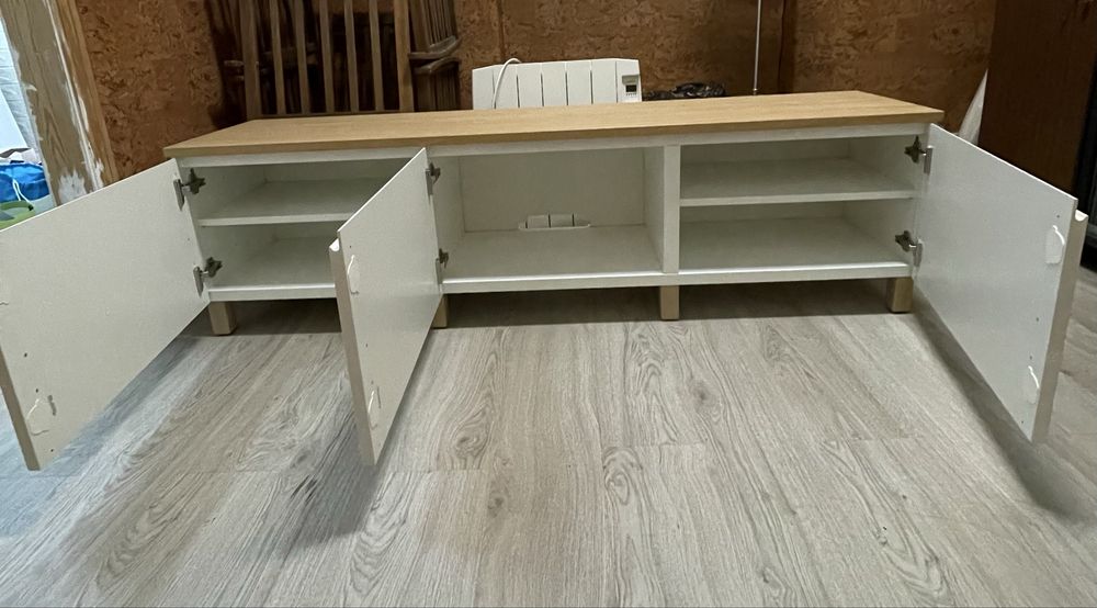 Móvel de TV (IKEA - Besta) c/ tampo e pés em madeira.