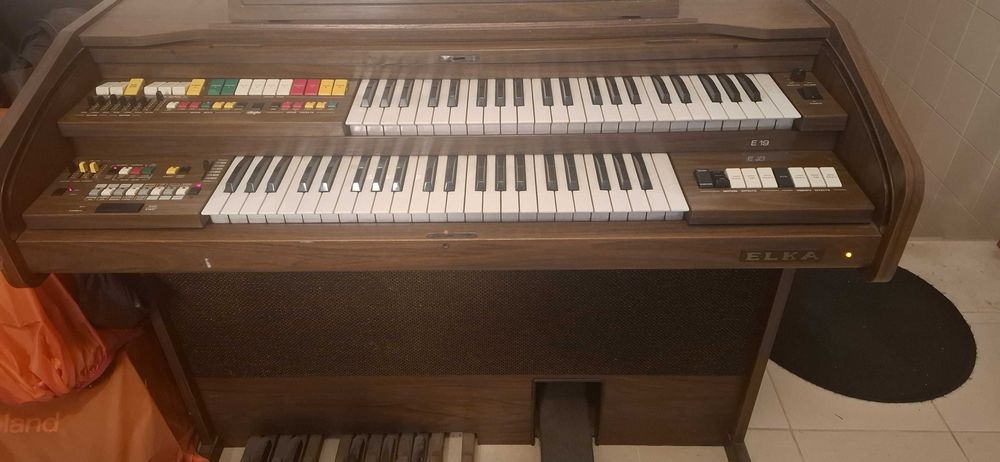 Orgão Elka E19 em bom estado geral, 100% funcional