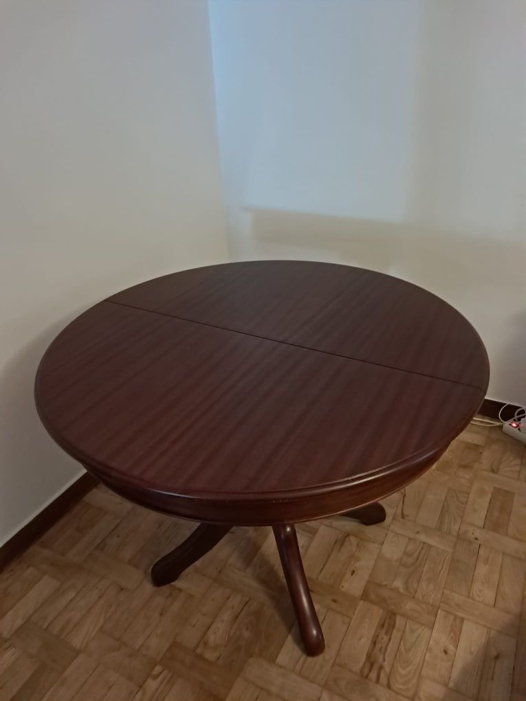 Mesa castanha de mogno