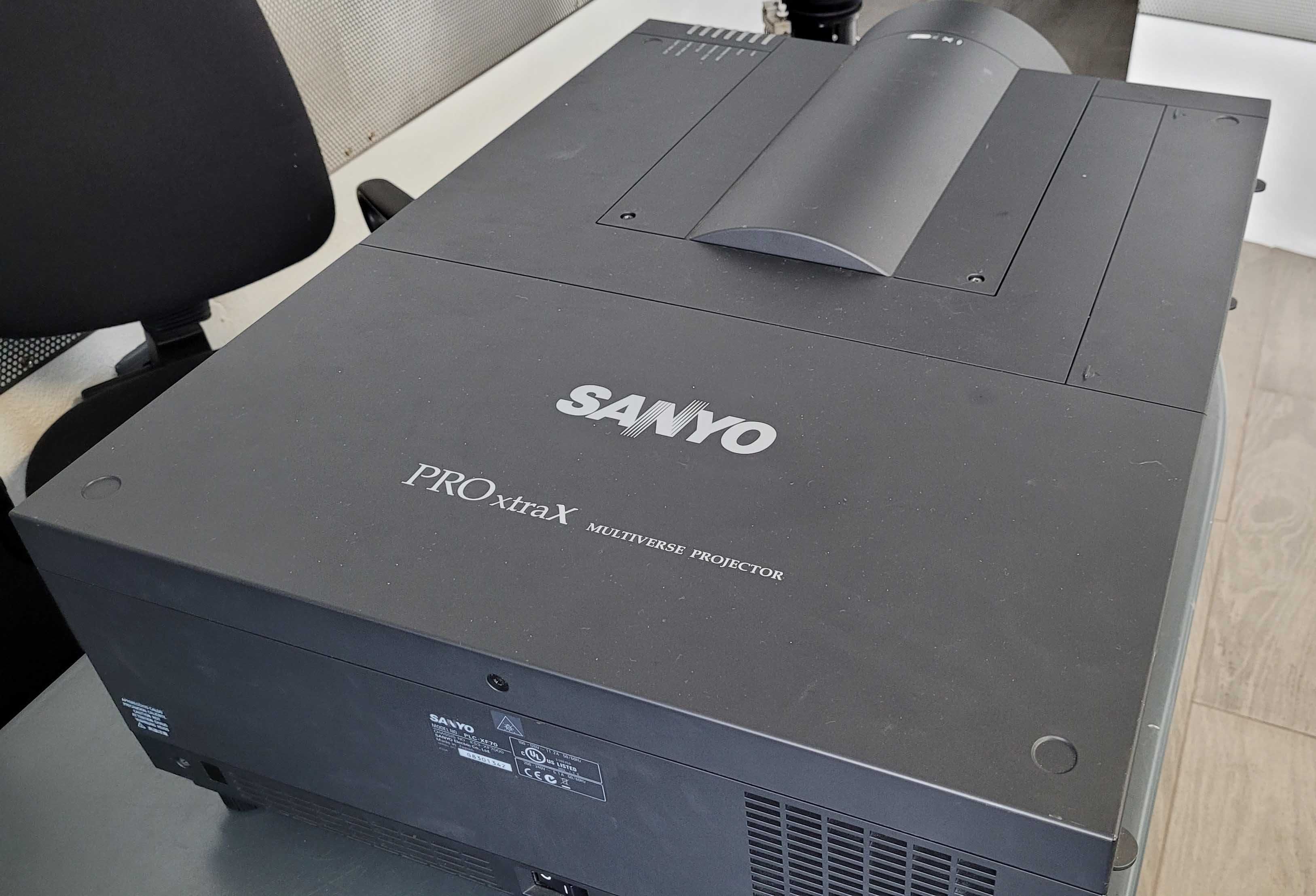 Projector de Vídeo Sanyo 9.000lumens