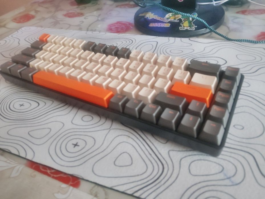 Продаю клавиатуру механика красные свечи без проводная клавиатура