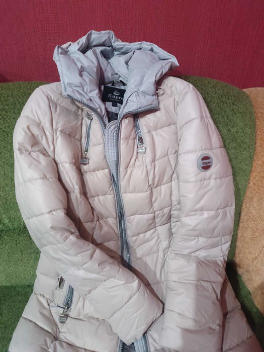 Зимовий приталений пуховик світло сірого кольору
