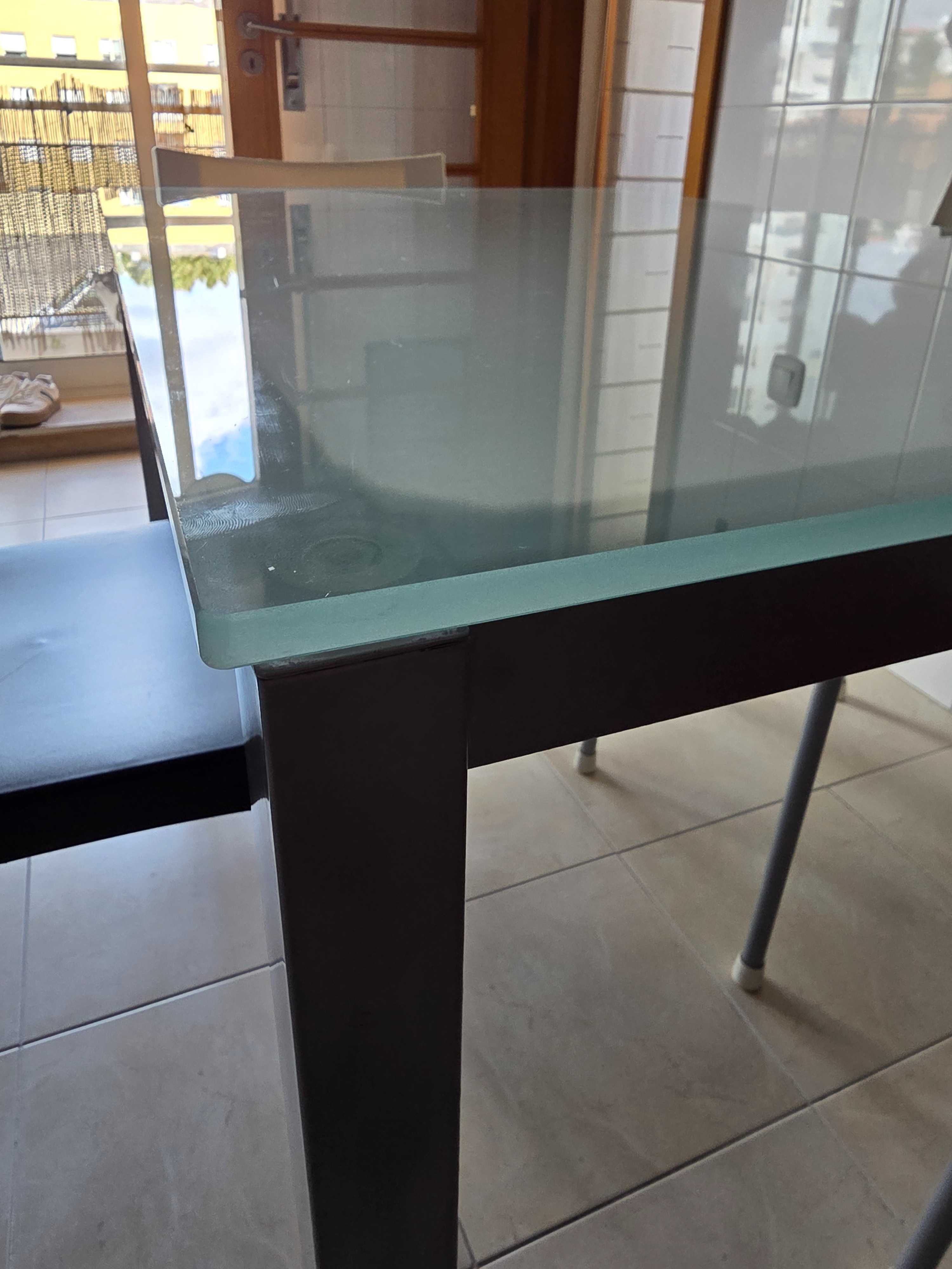 Mesa de vidro com cadeiras.
