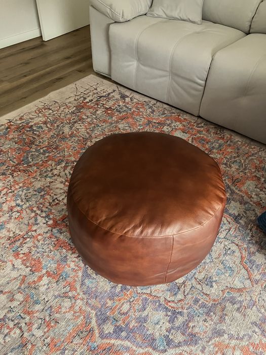 Puff  arredondado castanho  em pele