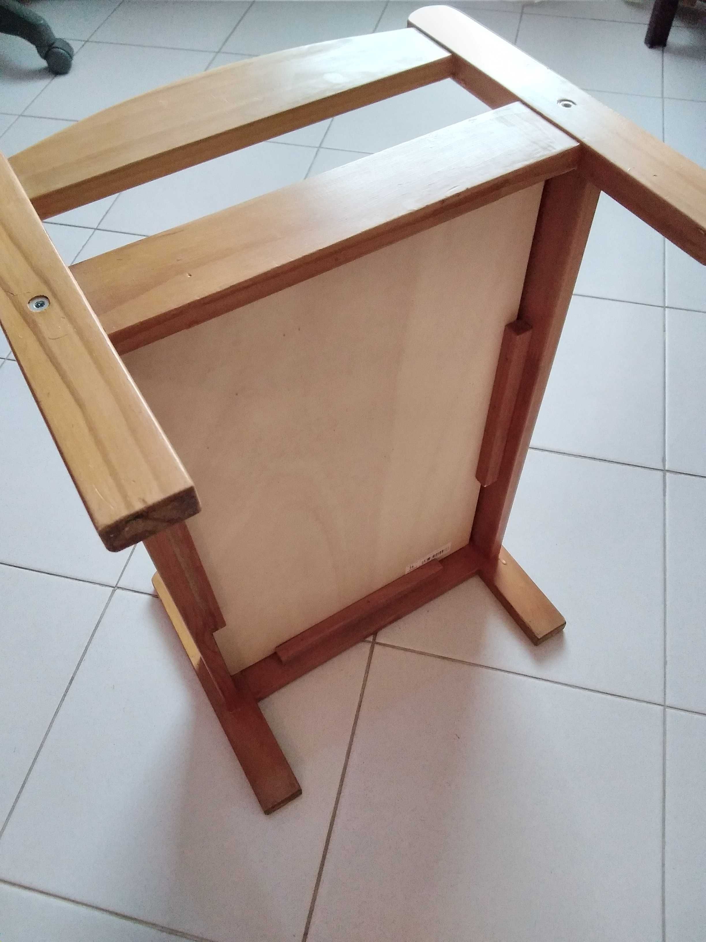 Cama madeira com bebé (almofada, colchão e lençóis)