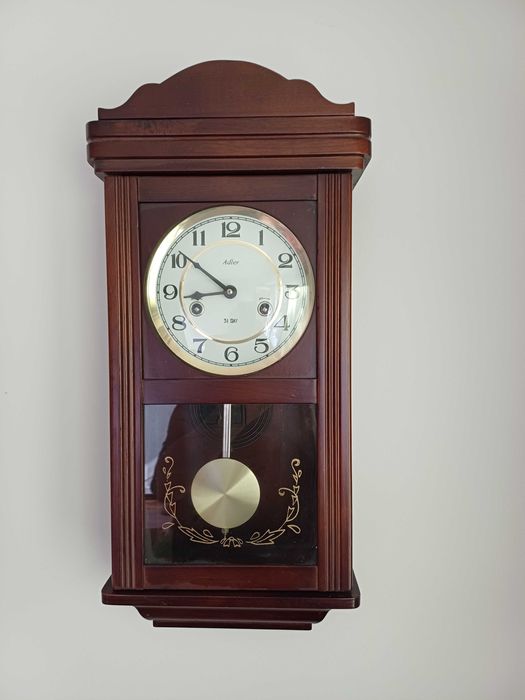 Zegar wiszący, wahadłowy w drewnianej obudowie Theseus Mahagoni