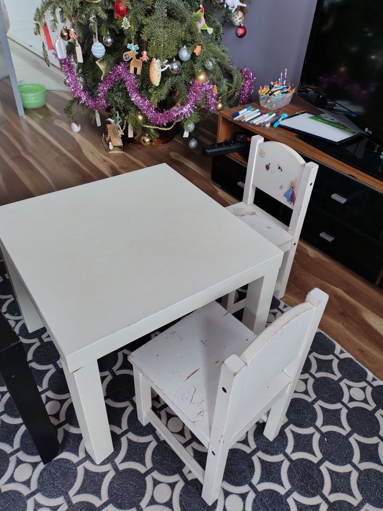 Zestaw mebli IKEA -Stolik LACK IKEA + 2 krzesła sundvik
