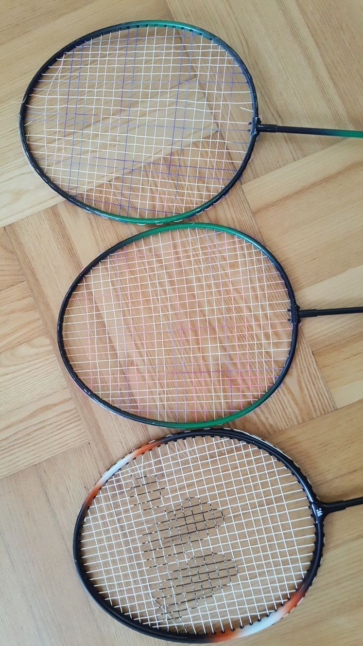 Trzy rakietki do badmintona