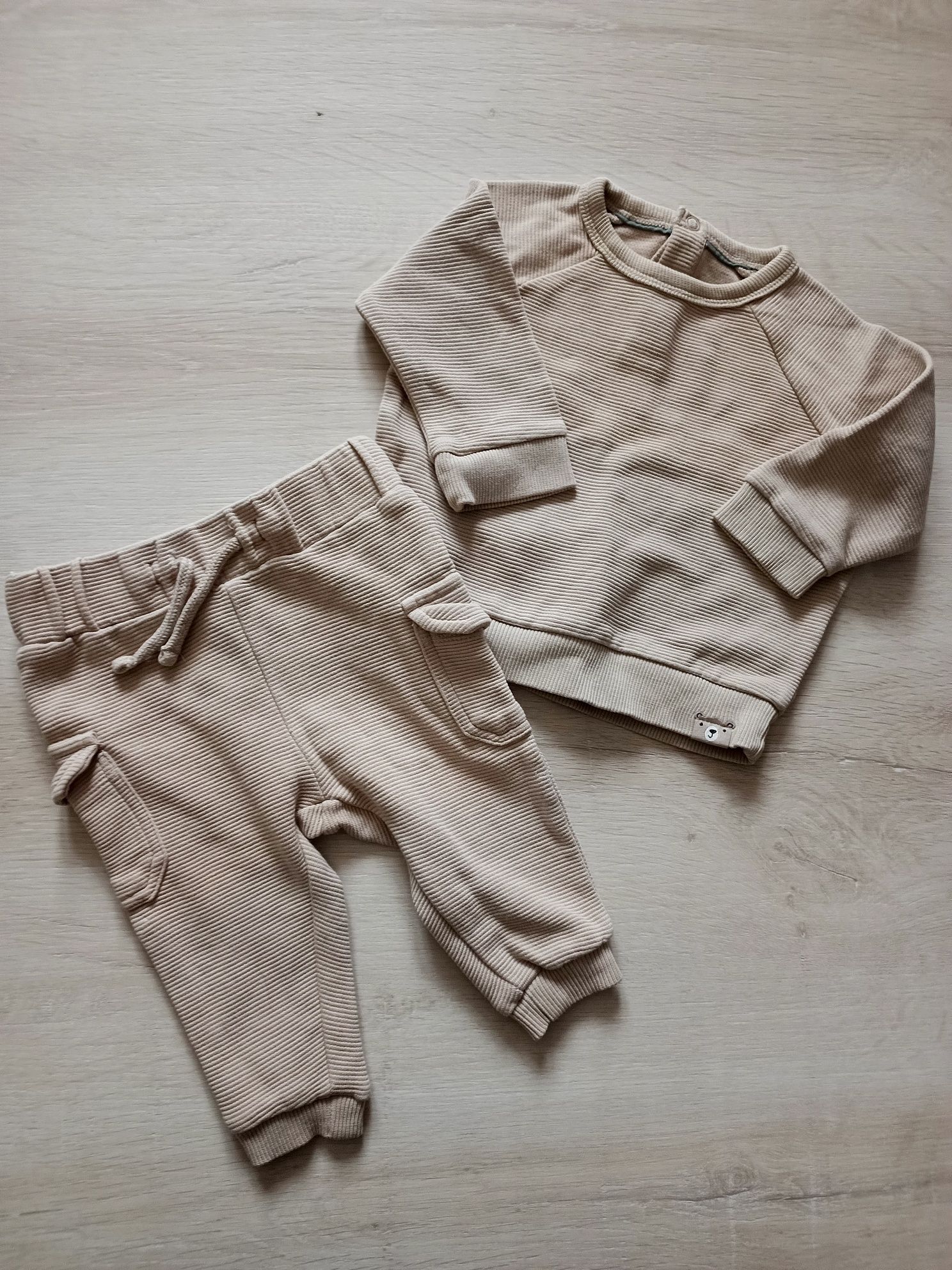 Beżowy komplet C&A, rozmiar 68 – bluza i spodnie