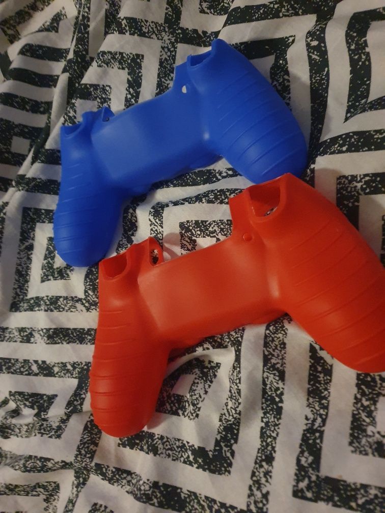Etui do pada na playstation 4 i mam takie też  do Xbox one