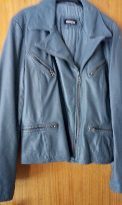 Blusão em pele cinza azulado