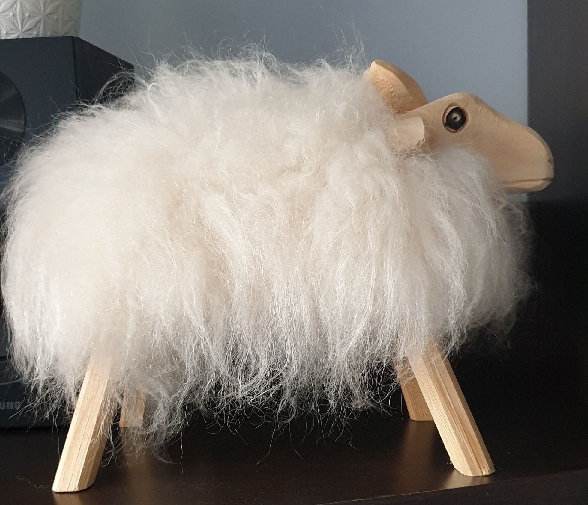 Owca drewniana w naturalnej skórze dekoracja