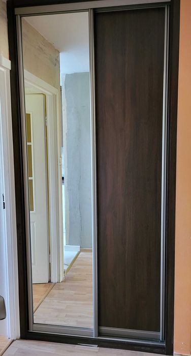 Szafa do wnęki - drzwi przesuwane z lustrem