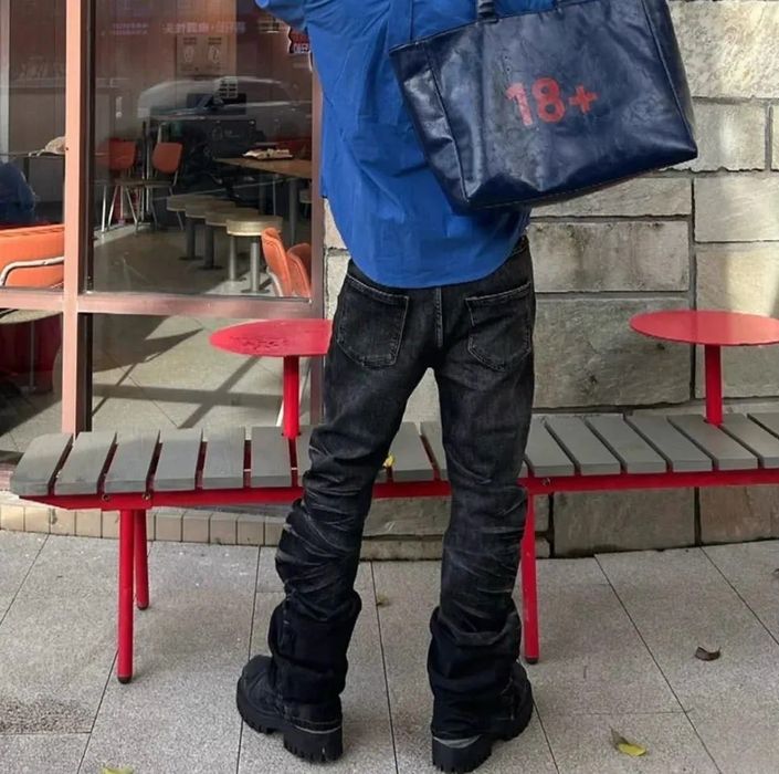 Джинсы клеш Balenciaga distressed type