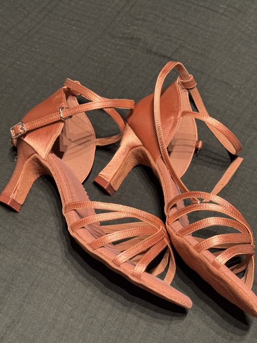 Buty do tanca latino rozmiar 40 ale pasujacy na 39