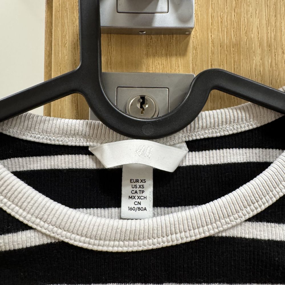 krótki top bez rękawów na ramiączkach XS h&m czarno-białe paski