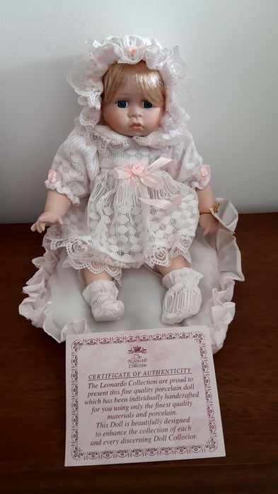 Boneca em porcelana com caixa