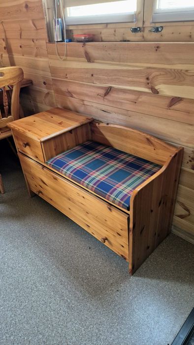 Ławeczka sosnowa połączona ze schowkiem
