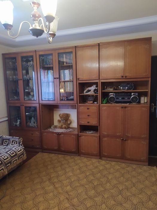 Меблева стінка у вітальню