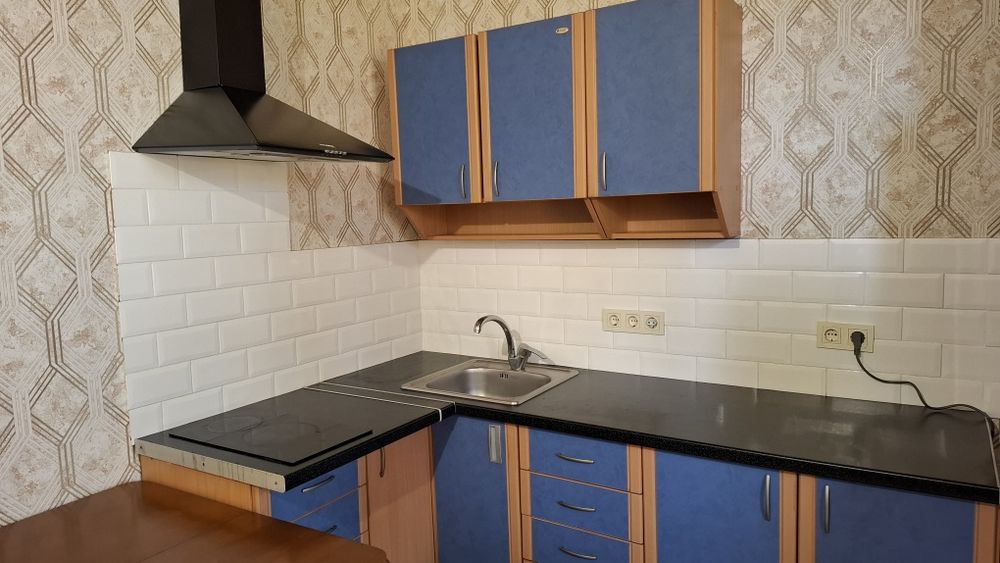 Продам гостинку метро Дворец Спорта