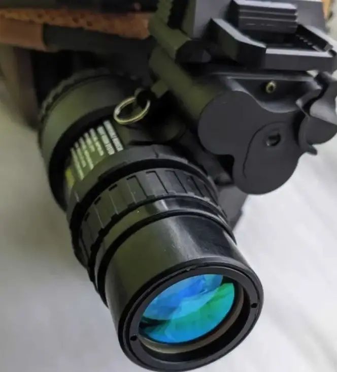 Прилад нічного бачення Vector Optics NVG-10 з кріпленням на шолом