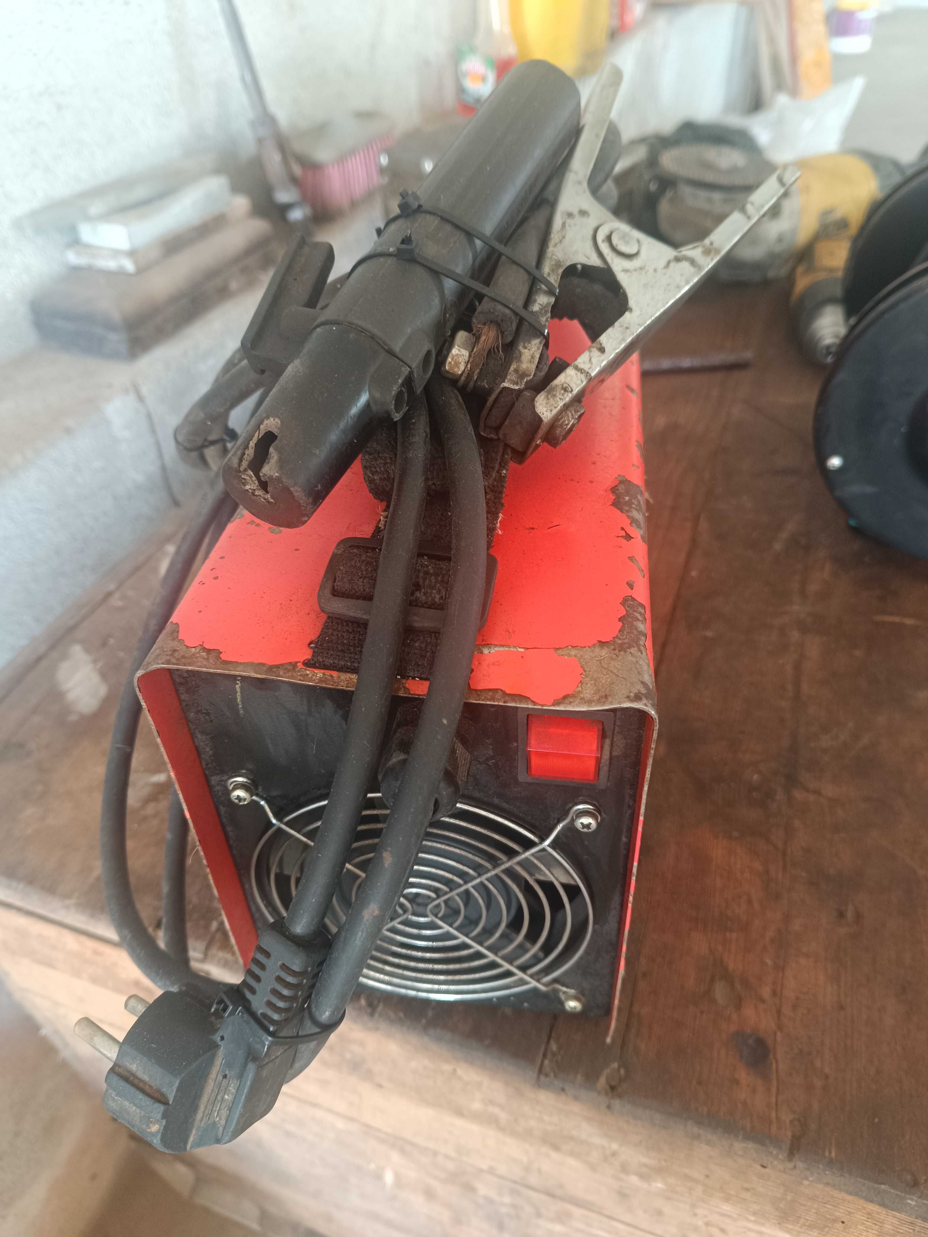 Maquina de Soldar Inverter "MADER" 160 A com eléctrodos e 2 máscaras.