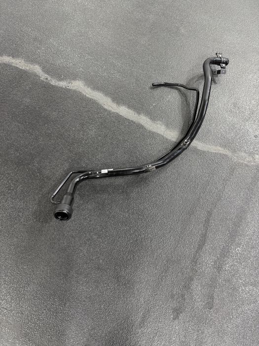 горловина заливна паливного баку на Рав4