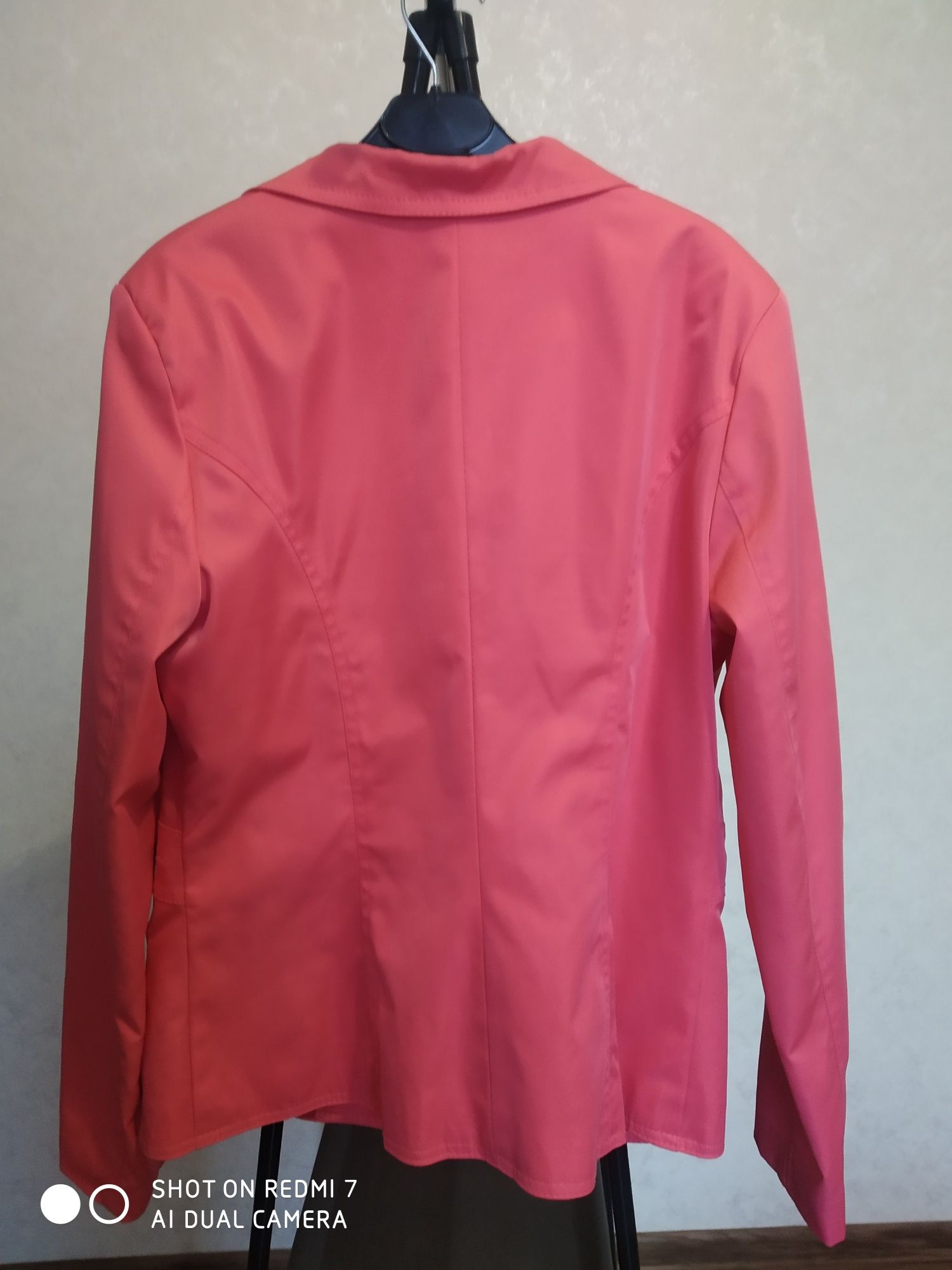 Піджак рожевий в ідеальному стані.