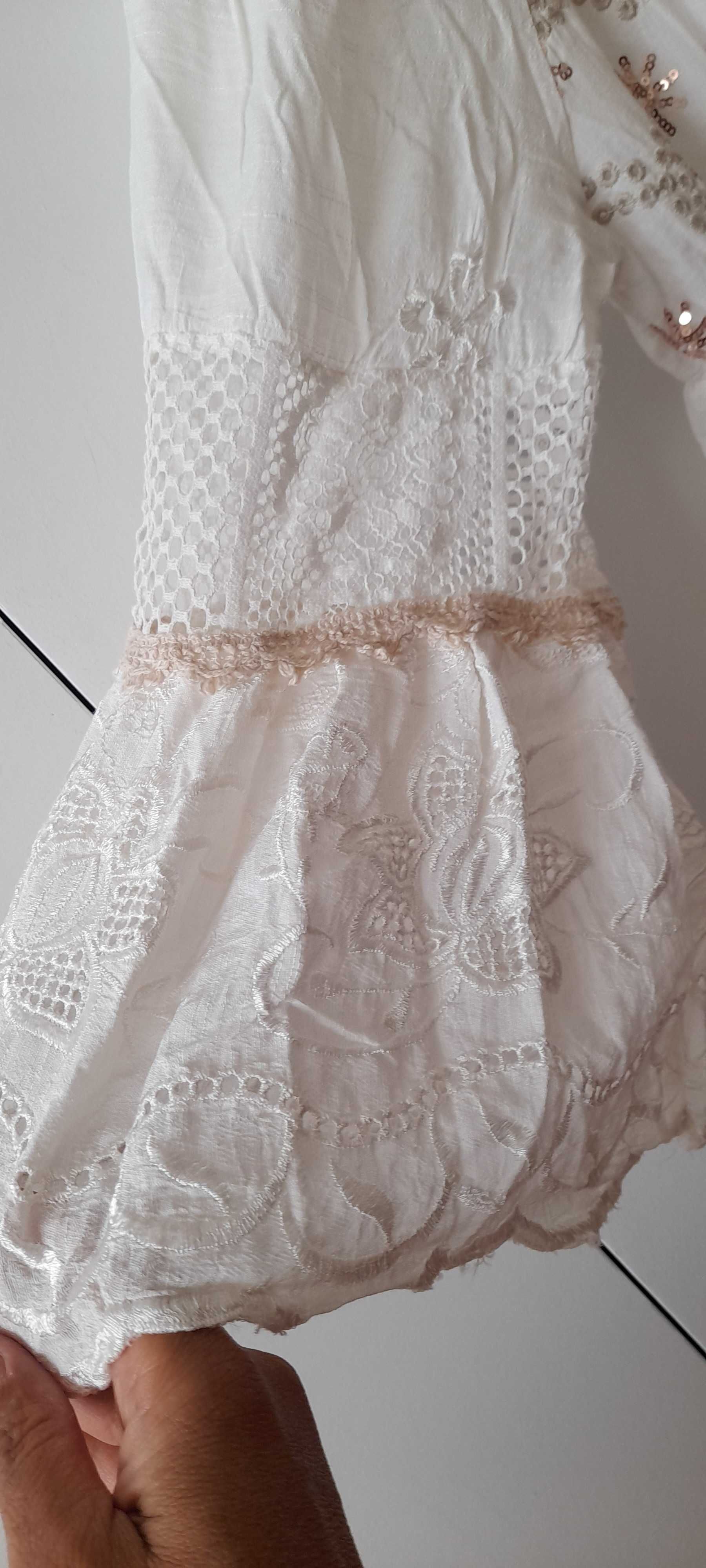 Blusa rendada com manga 3/4 evasé.  Fresca e elegante.veste M. Nova.