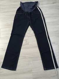 Granatowe spodnie jeansowe