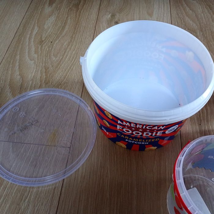 Wiaderka plastikowe 6 sztuk za 5 zl