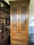 Movel em pinho duas portas tres gavetas