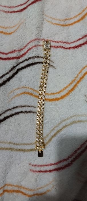 Fios, pulseira e anel brilhantes