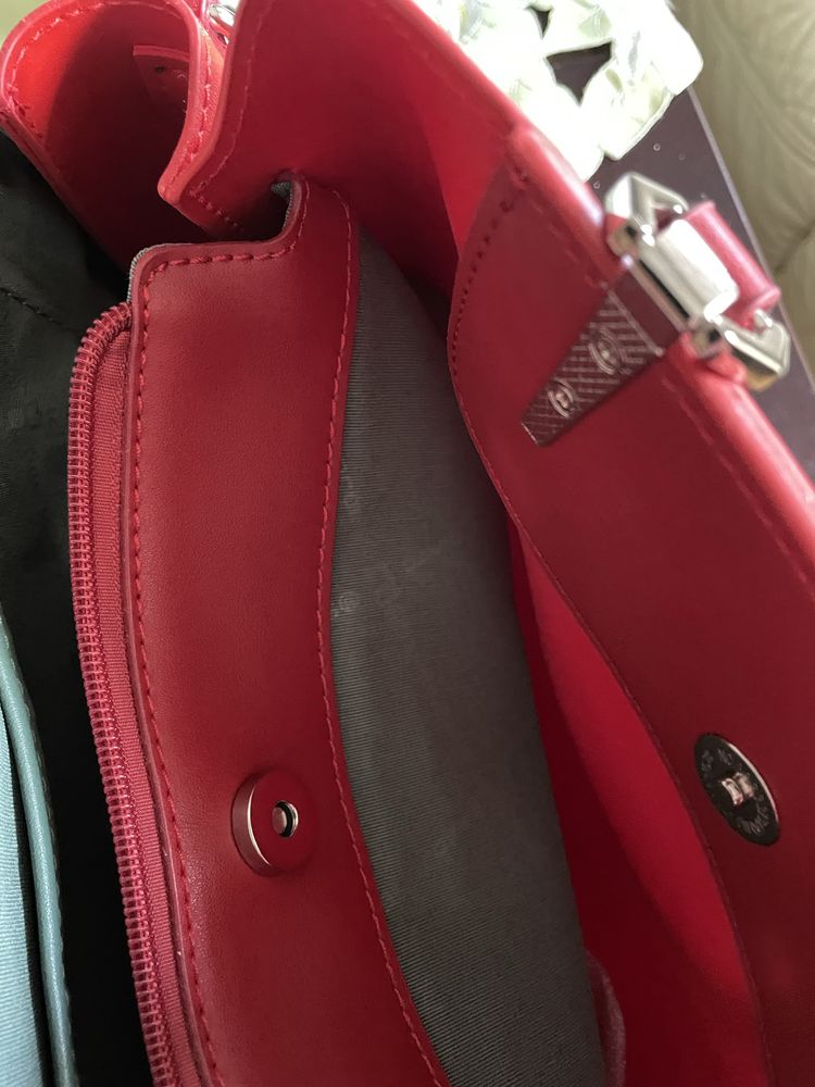 Czerwona torebka - kuferek