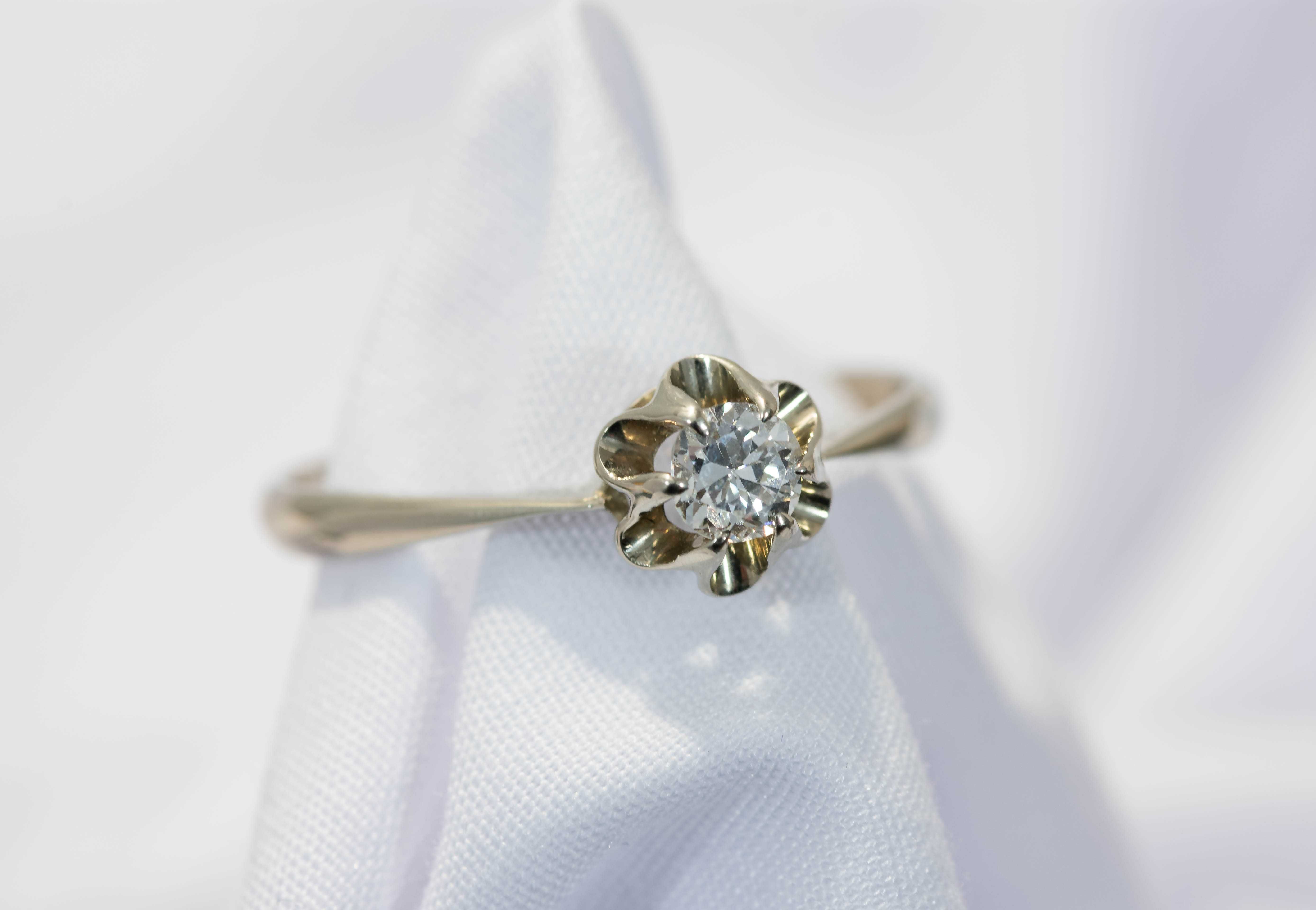 Pierścionek zaręczynowy z białego złota i diamentem 0,25 ct. , pr. 585