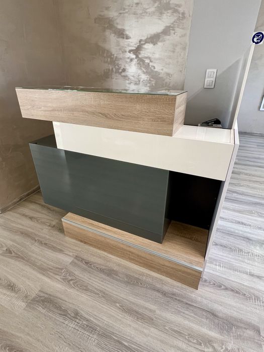 Recepcja biurko ze szklaną ladą