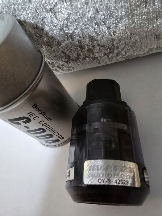 Oyaide C-004 продам Furutech