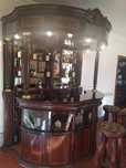 Bar em mogno e vidro, com bancos