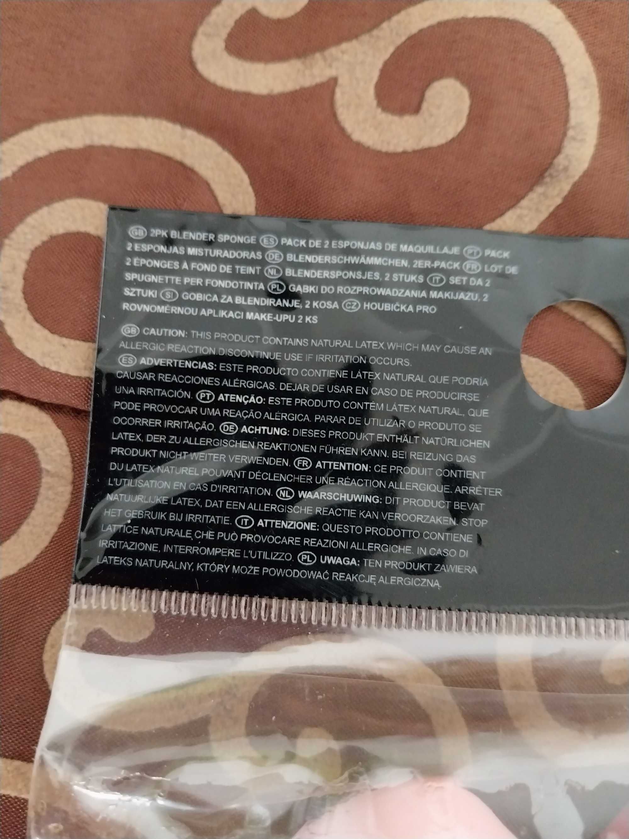 Duas esponjas de maquilhagem, Novas, seladas