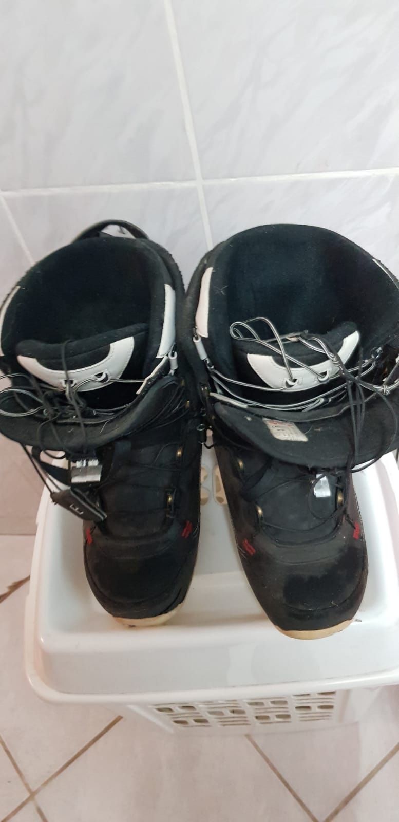 Buty do snowboardu i kask ochronny