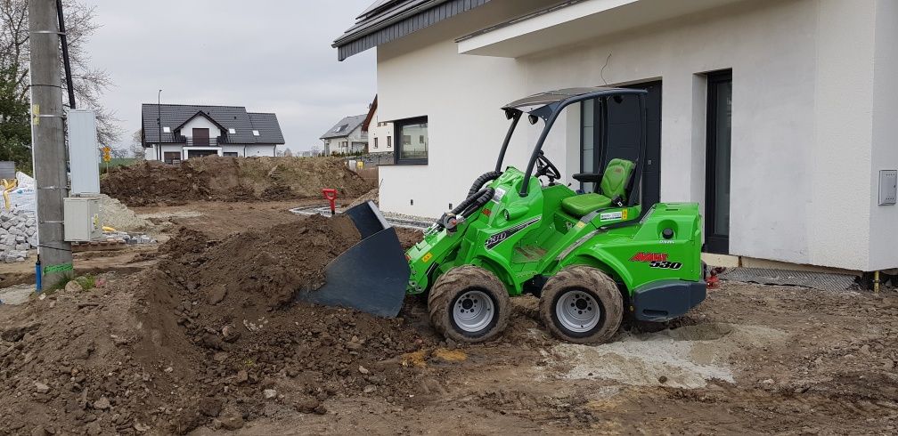 Zakładanie trawników, prace ogrodnicze, niwelacja terenu