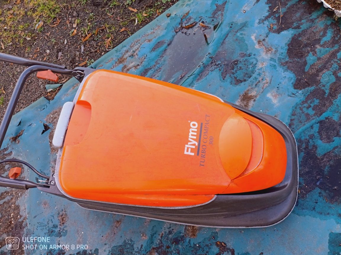 Kosiarka elektryczna na poduszce powietrznej Flymo 300 Turbo Compact