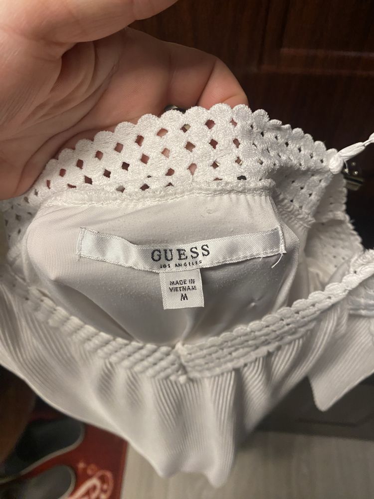 Biała letnia sukienka Guess roamiar M