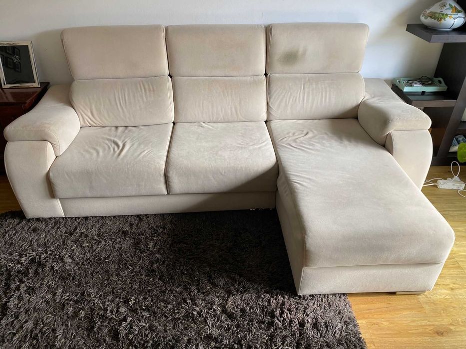 Sofá bege em segunda mão com chaiselongue (apenas no lado esquerdo