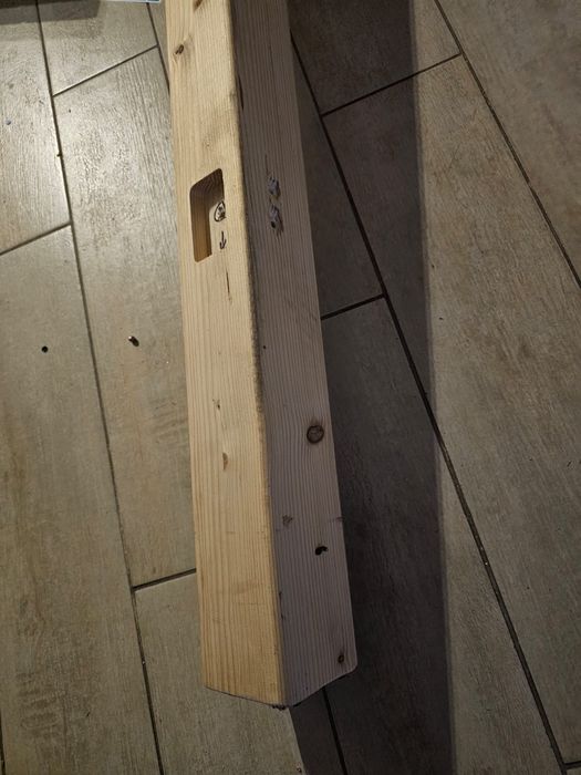 Antresola, łóżko drewniane.